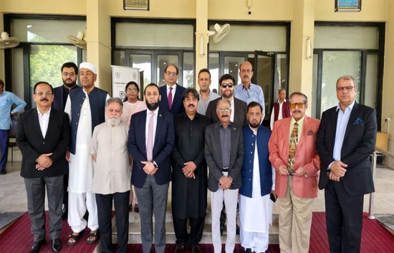 Govt believes in independent, strong print media: Tarar
